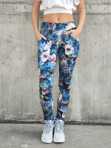 Niebieskie leginsy, spodnie w kwaity - OKEE (5).jpg