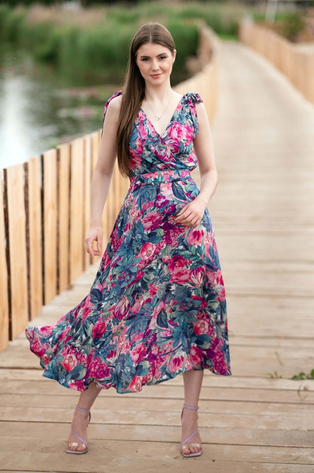 Sukienka taliowana MIDI na ramiączkach  - Roses & Vanilla