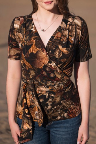 Bawełniana bluzka kopertowa z krótkim rękawem - OKEE (40).jpg