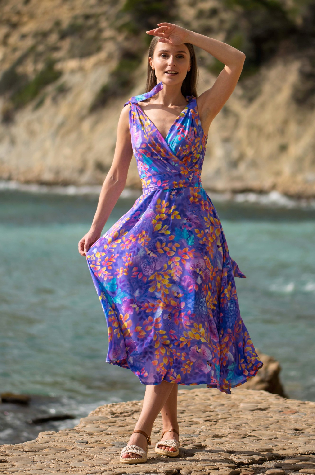 Sukienka taliowana MIDI na ramiączkach  - Bee Garden