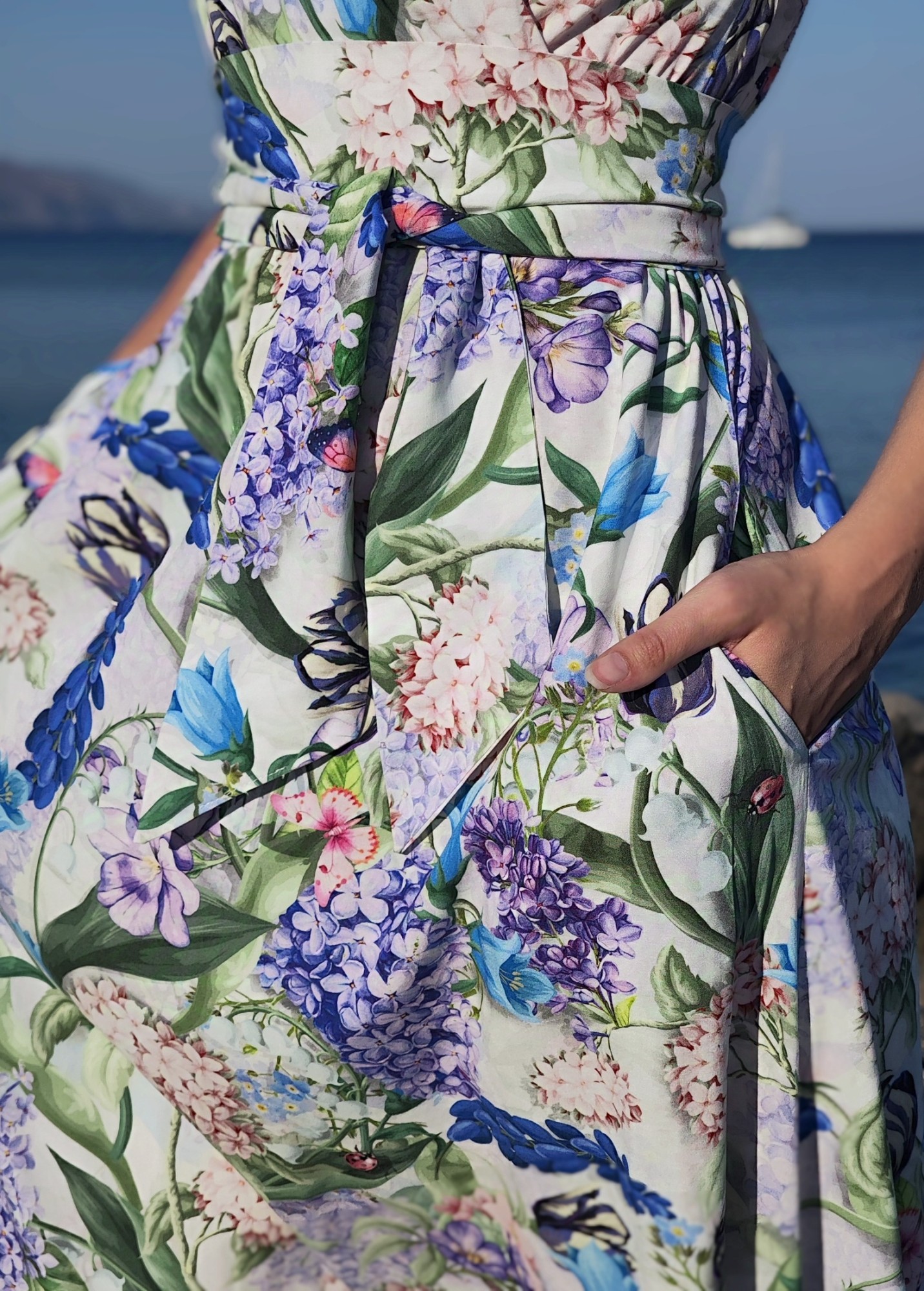 Sukienka taliowana MIDI rękaw klosz - Szafirki i bzy