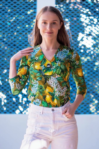 Bawełniana bluzka w kwiaty - dekolt V - OKEE (105).jpg