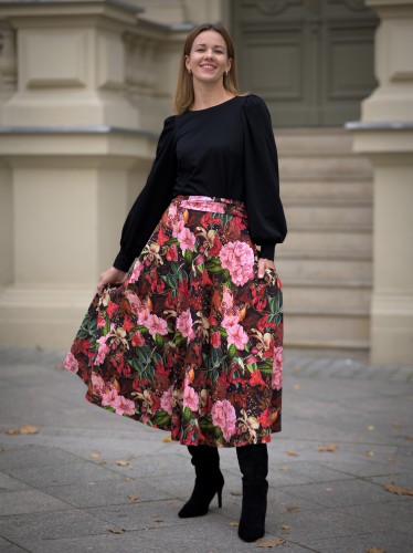 Kolorowa bawełniana spódnica MIDI w kwiaty - OKEE (28).jpg
